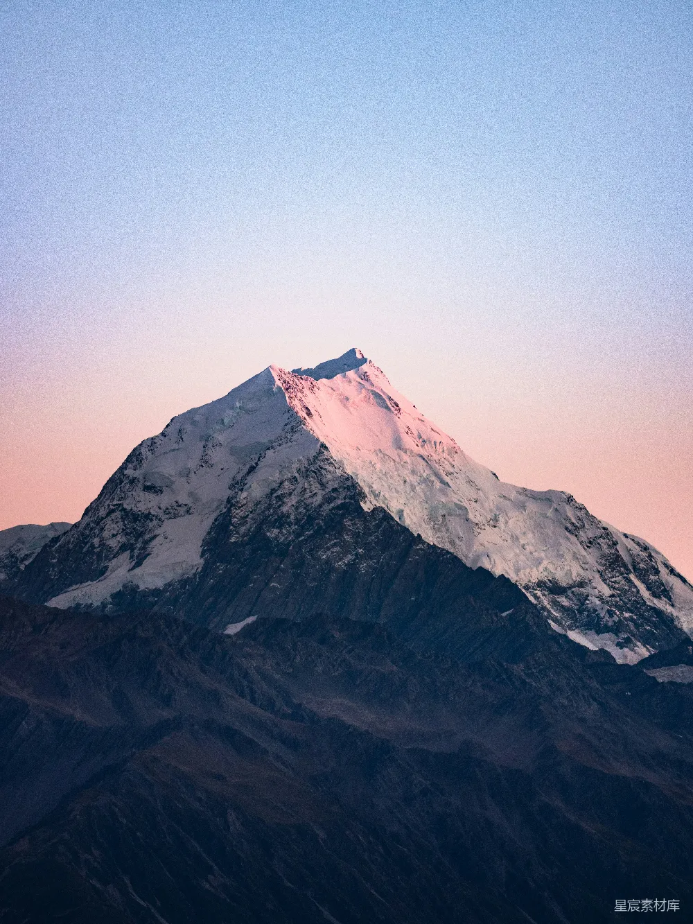 高清摄影 白天有雪冠的山峰
