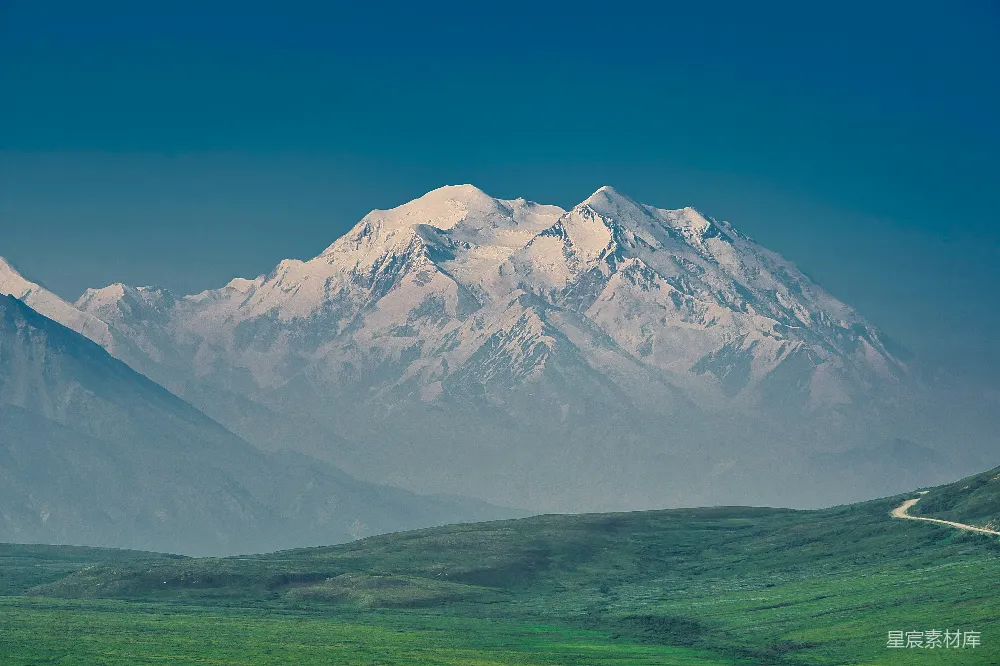 高清摄影 草场与冰川山峰