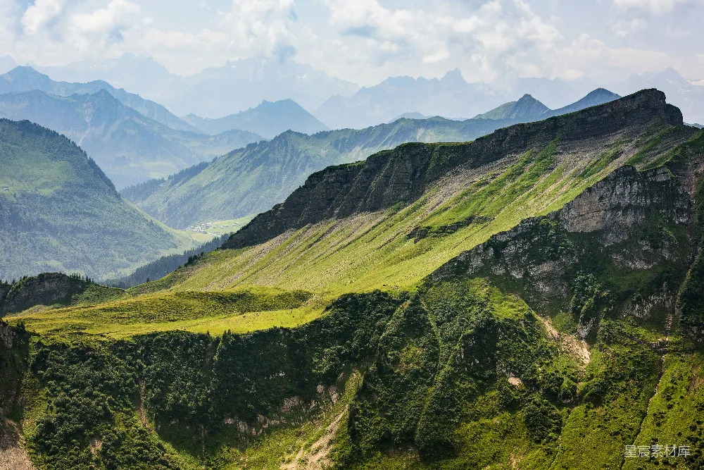 高清摄影 背景是绿山的一片山脉美景