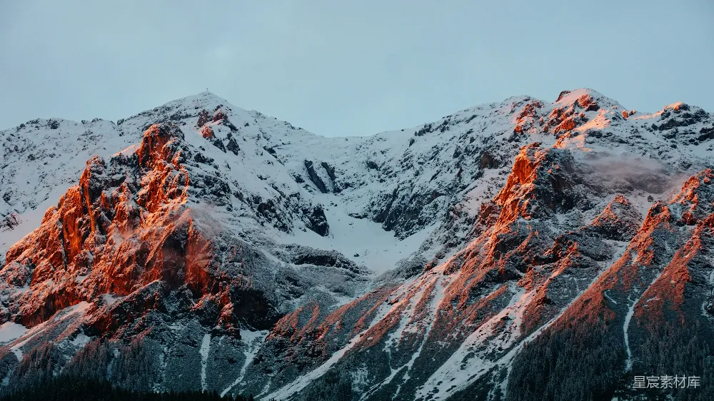 高清摄影 云层覆盖下的山景覆雪的照片