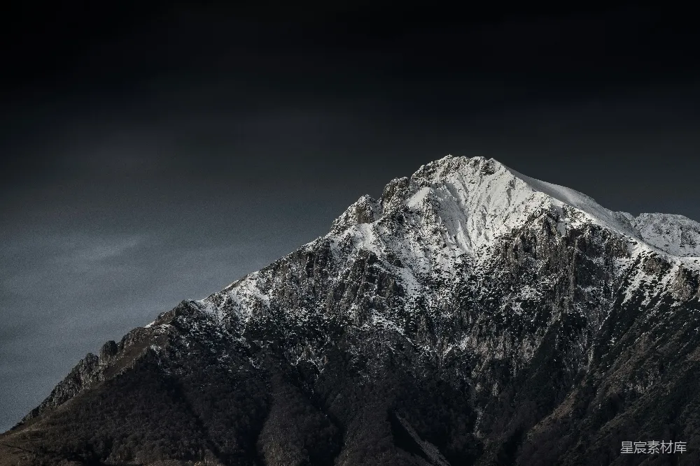 高清摄影 白雪覆盖的山峰之巅