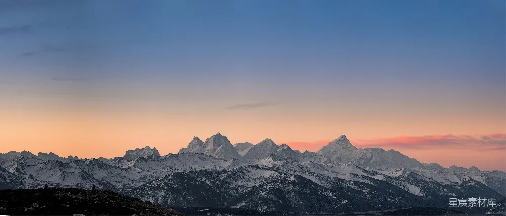 高清摄影 白天山上的雪覆盖着山脉