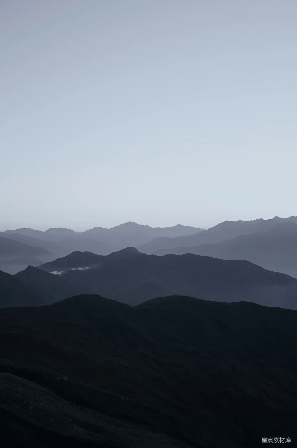 高清摄影 白天空中黑山的景象
