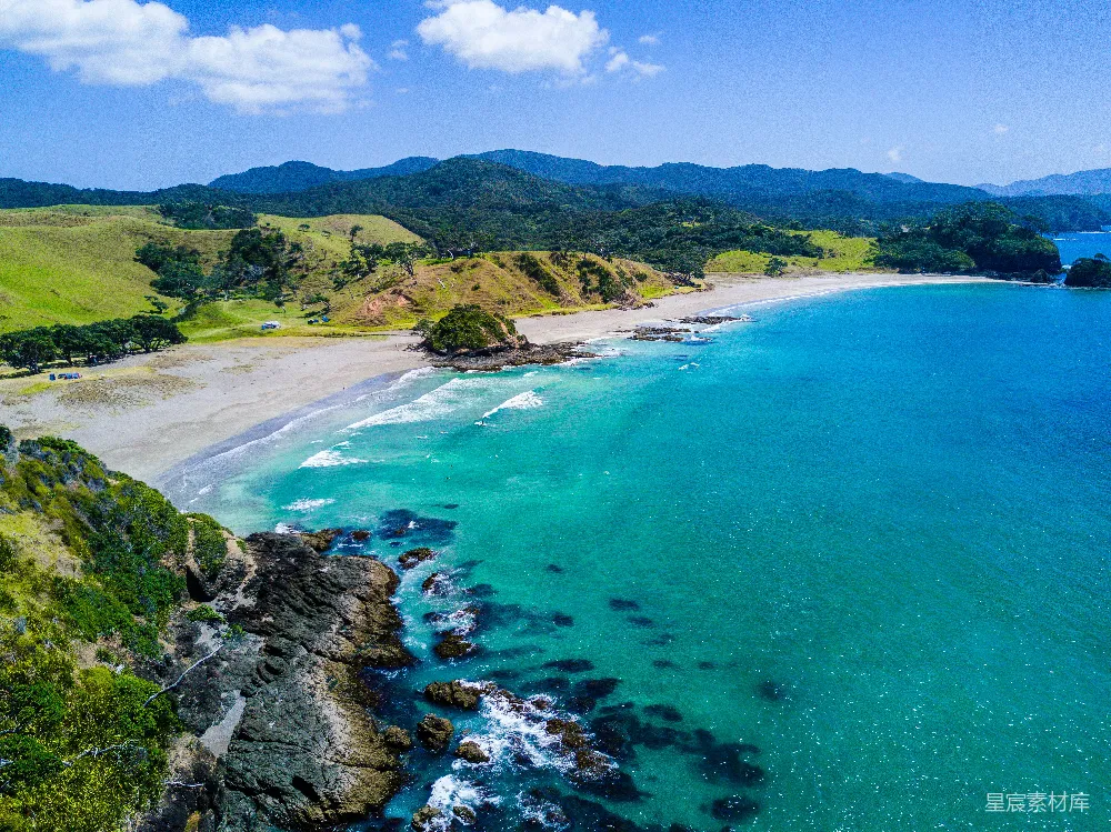 高清摄影 海滩上的山的 aerial 视角