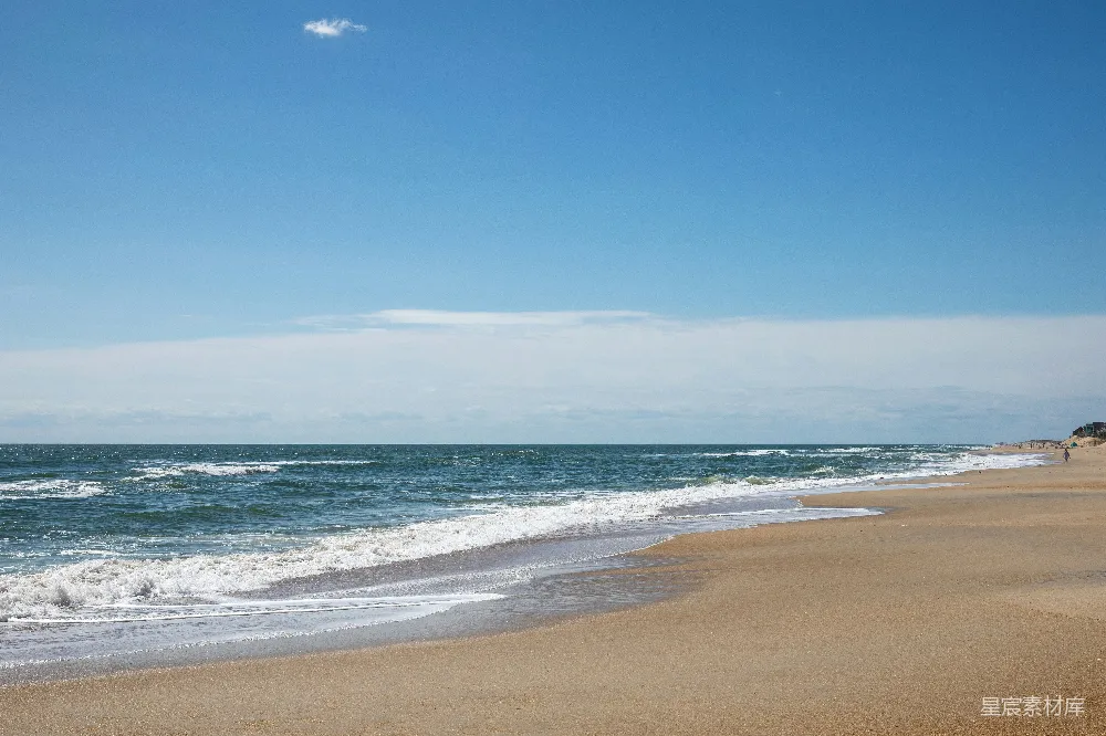 高清摄影 海浪在白天拍击岸边