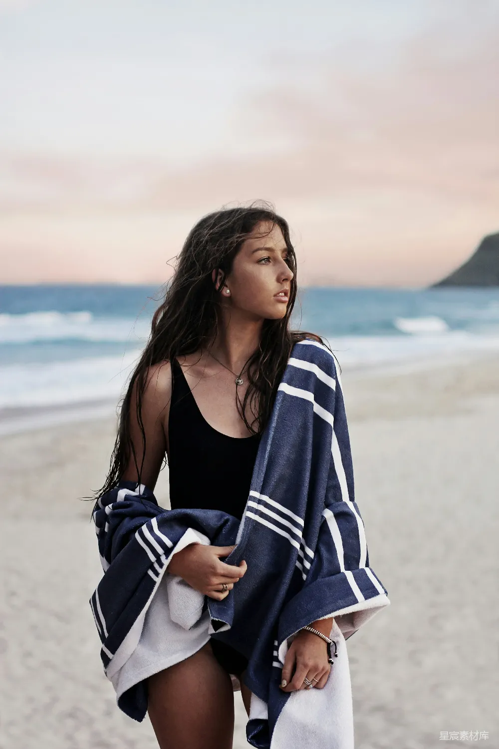 高清摄影 穿着比基尼的妇女站在海边上