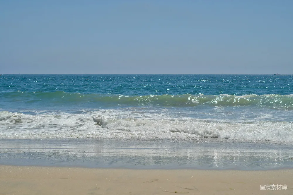 高清摄影  海滩上行走的人带着冲浪板