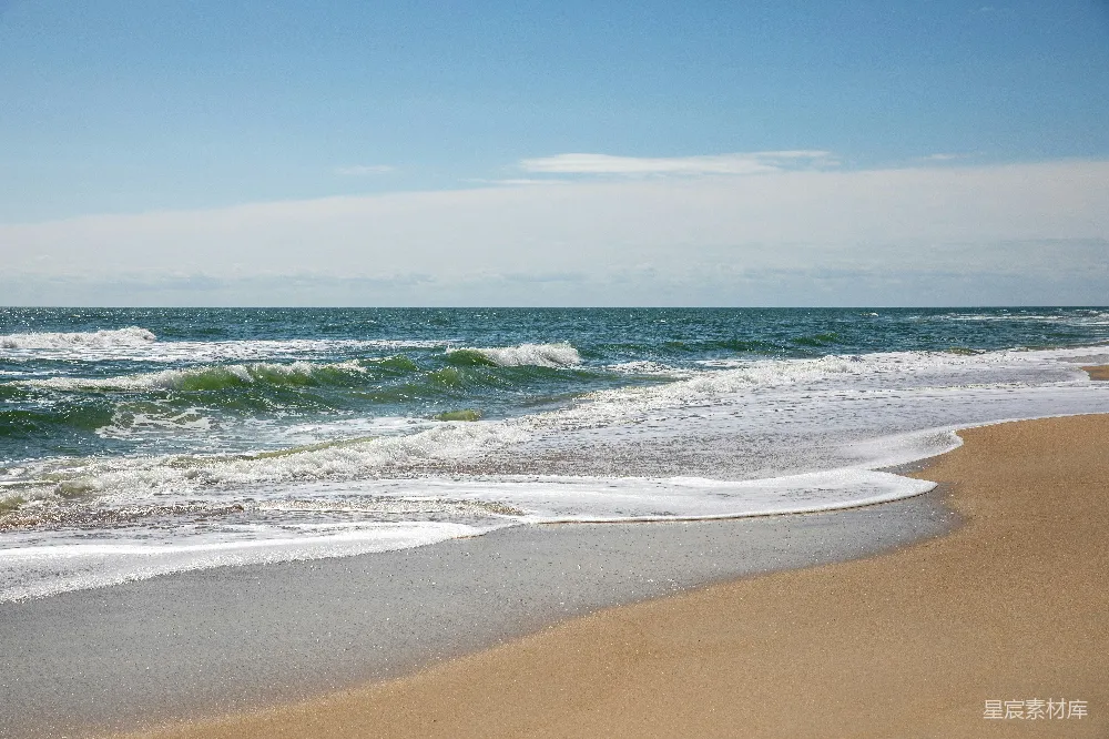 高清摄影 海浪在白天拍打海岸