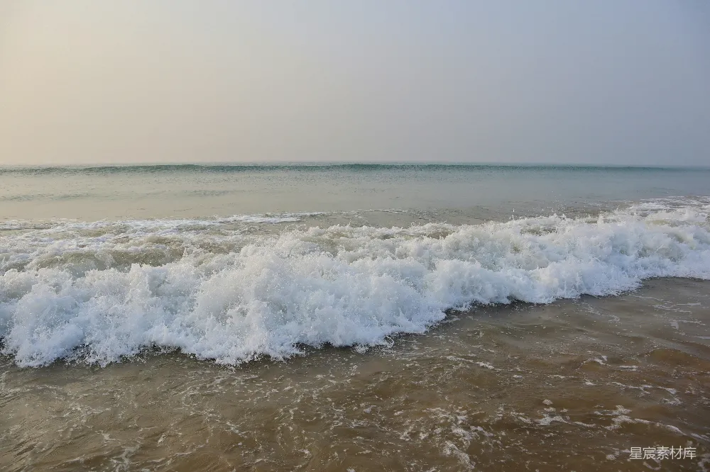 高清摄影 一大片水面有波浪涌向岸边