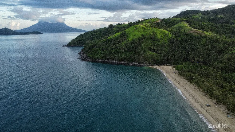 高清摄影 背景中有山的海滩俯视图