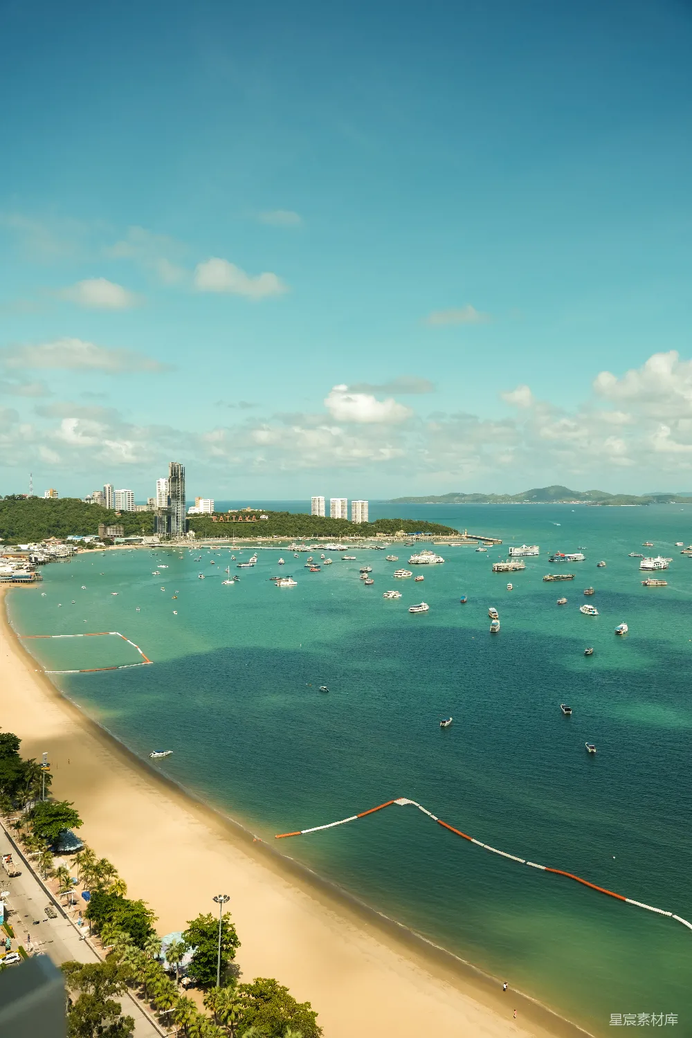 高清摄影 白天的空中俯瞰下，海上船只靠近城市建筑附近