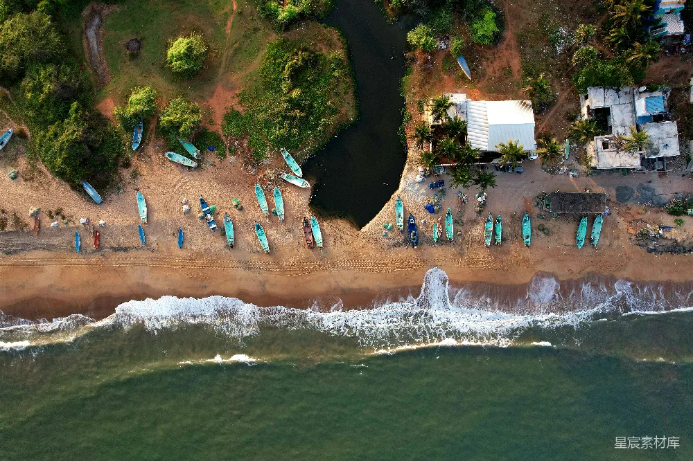 高清摄影 一片海滩的空中俯视图，有许多冲浪板堆积在那儿。