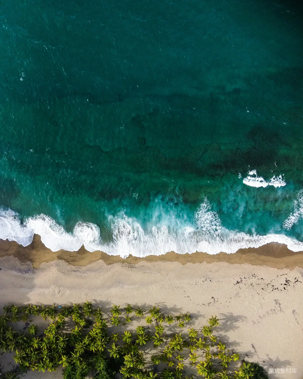 高清摄影 白天的海浪在岸边的 aerial 视角