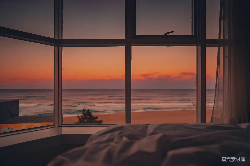 高清摄影 傍晚夕阳下坐在窗边椅子上的身影