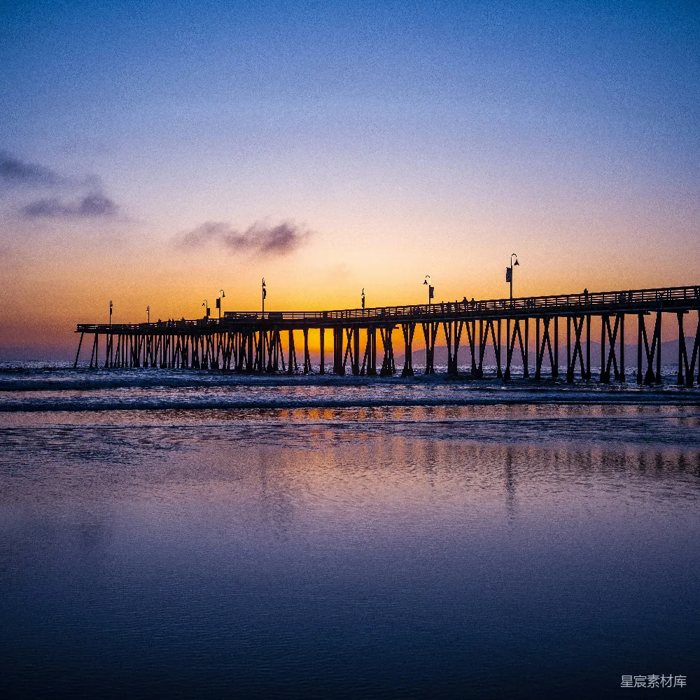 高清摄影 夕阳下海边的一座棕色木制码头