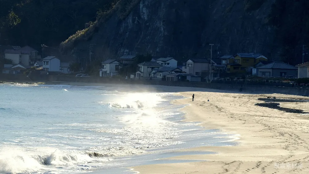 高清摄影  白天人们在海滩岸边行走