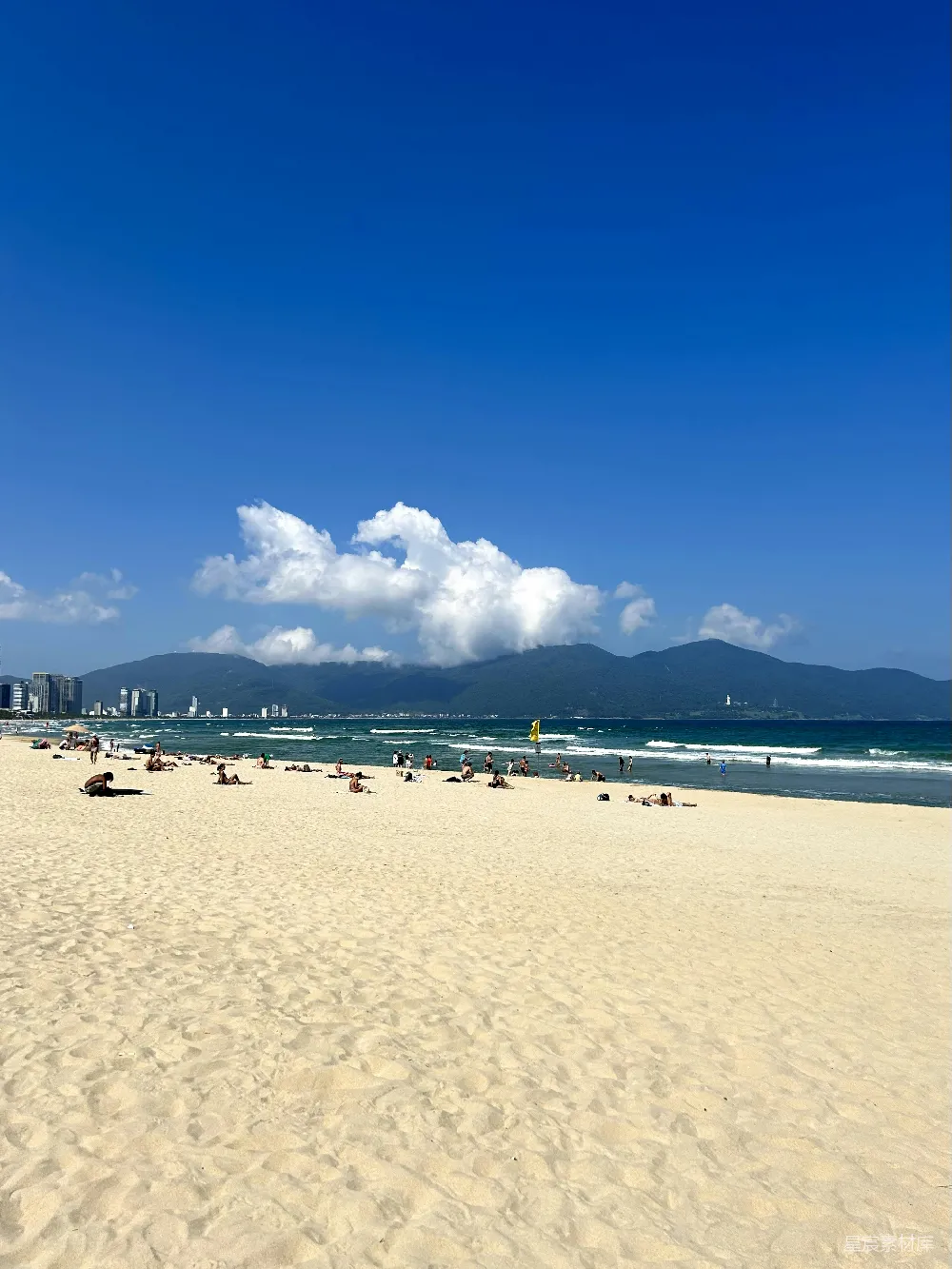 高清摄影 人很多的海滩