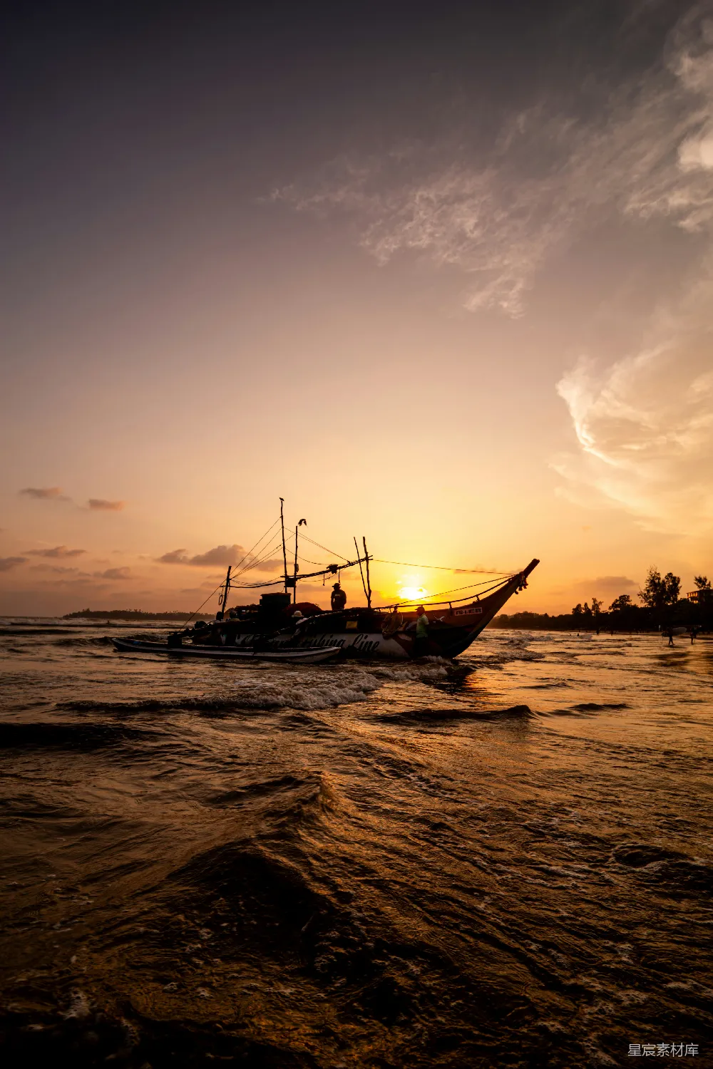 高清摄影 夕阳下的海边渔船