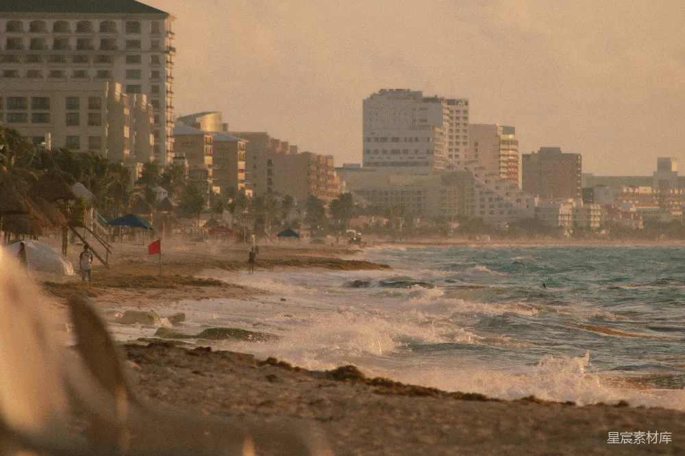 高清摄影 海滩上的人们在白天