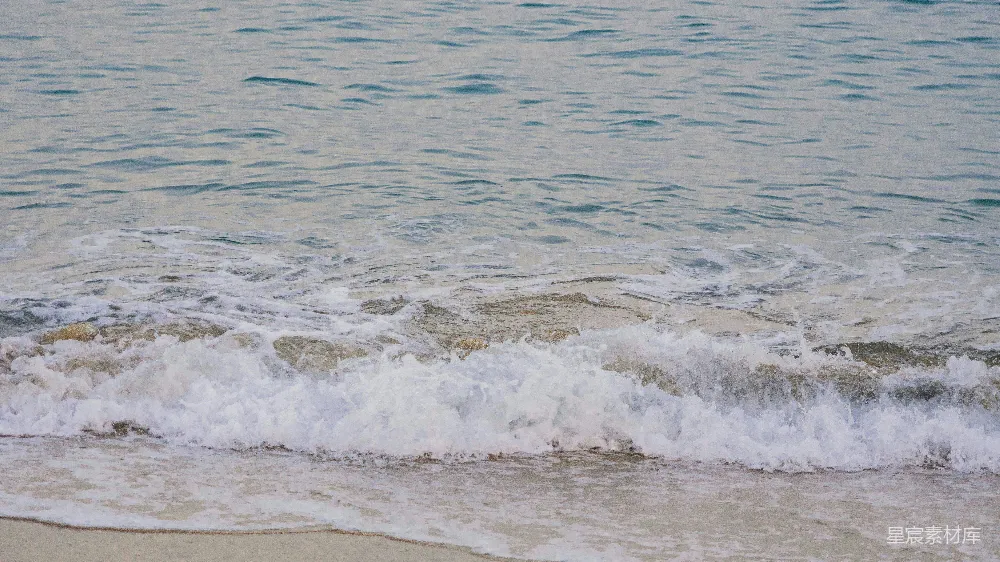 高清摄影 白天海浪拍打在岸边