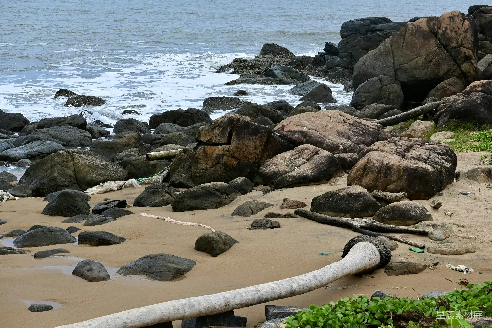 高清摄影 海滩上一条管道紧挨着海边沙滩上