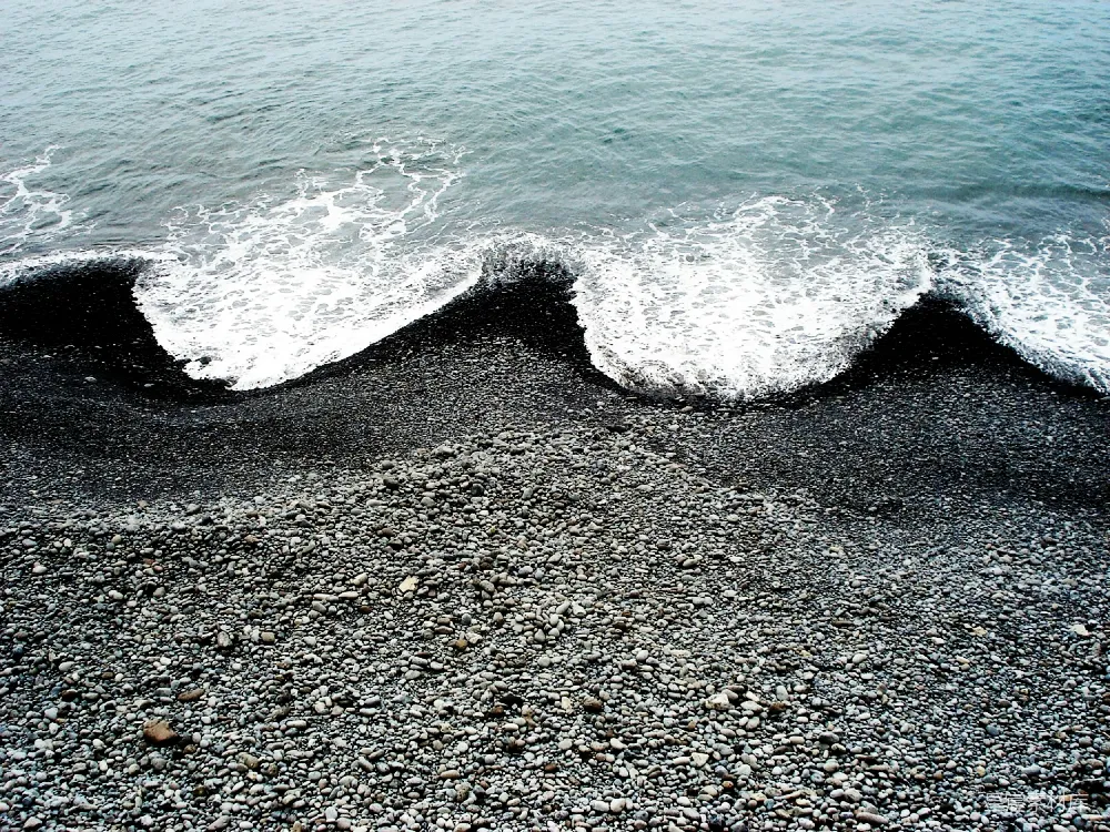 高清摄影 海浪拥抱着黑色的沙滩吻 Sands of a black beach are embraced by ocean waves