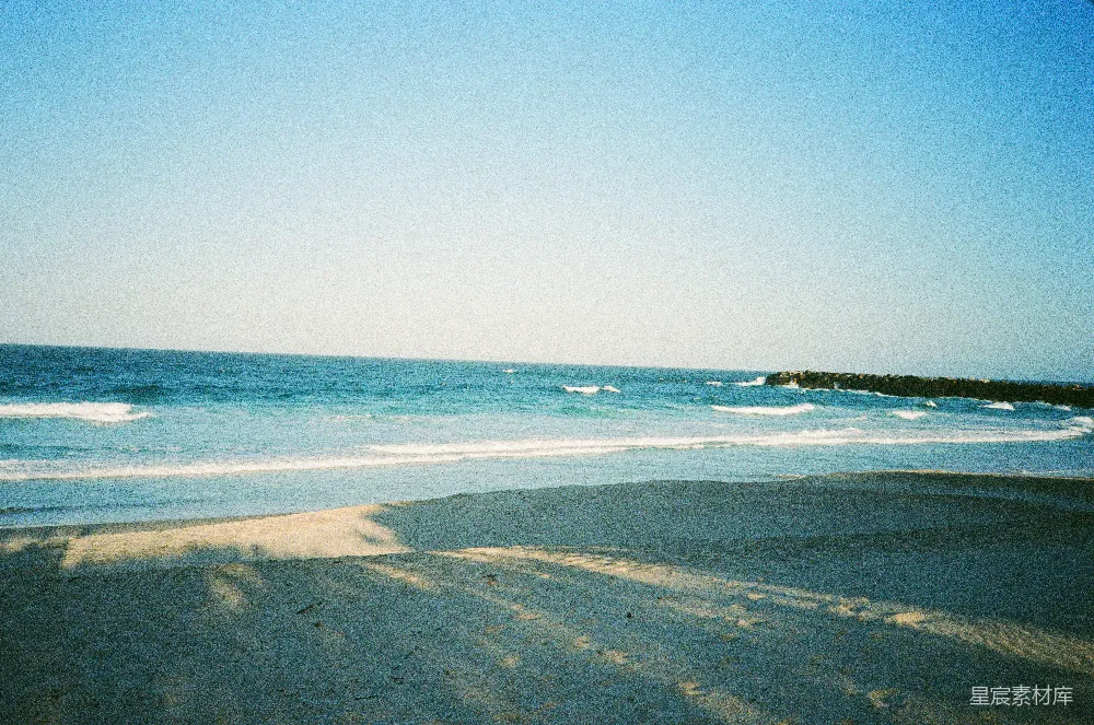 高清摄影 白天海浪撞击海岸