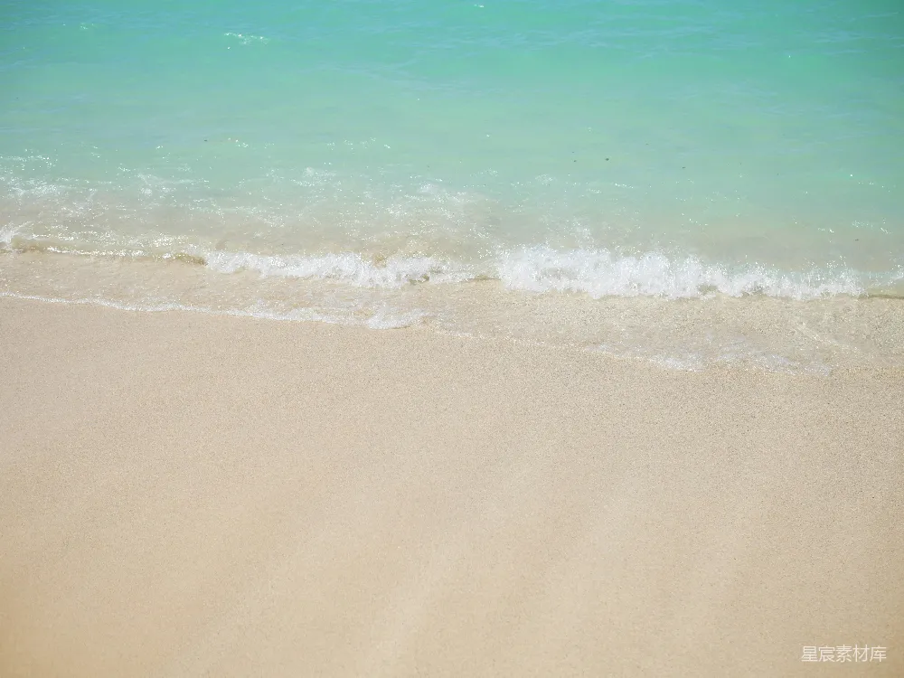 高清摄影  海浪在白天拍打海岸