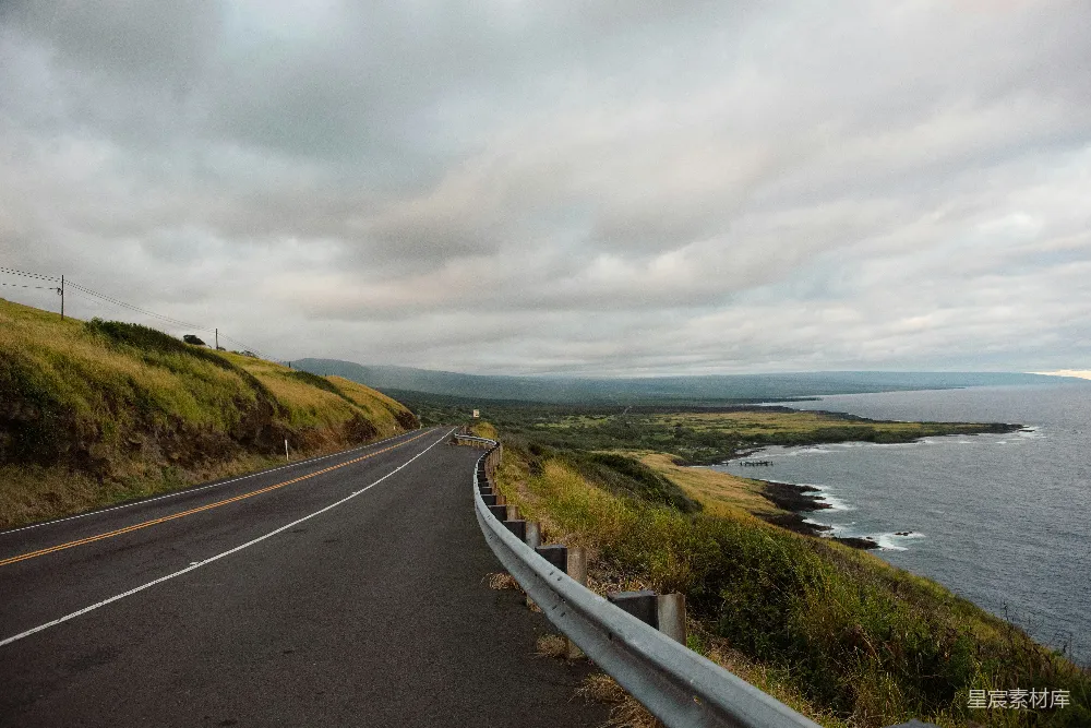高清摄影  沿海道路蜿蜒行驶，天空下着阴云。