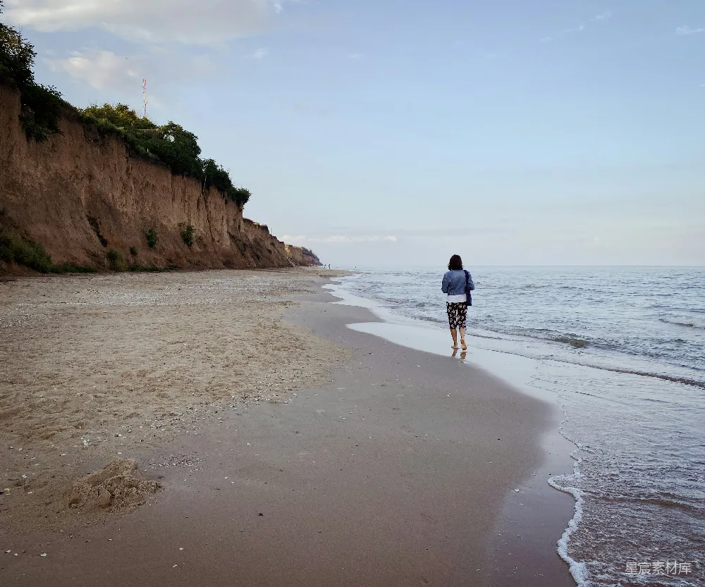 高清摄影 旅行 自然 黑衣人在白天海滩上行走。
