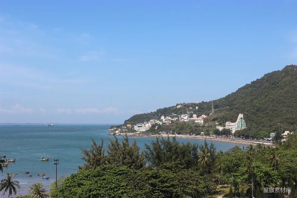 高清摄影  海边的一处风景，有船只在水中。