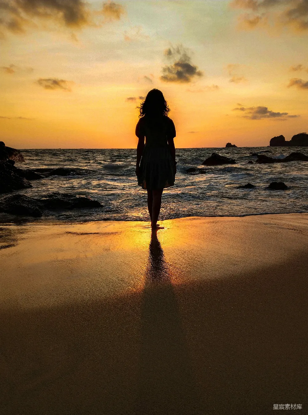 高清摄影 海边一个女人站在沙滩上。