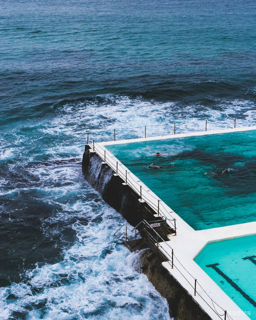 高清摄影 海滩游泳池的空中俯视图