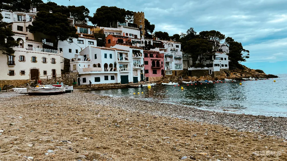 高清摄影 顶部建有房屋的海滩