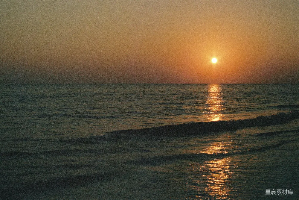 高清摄影 海边的水面上太阳正在落下。