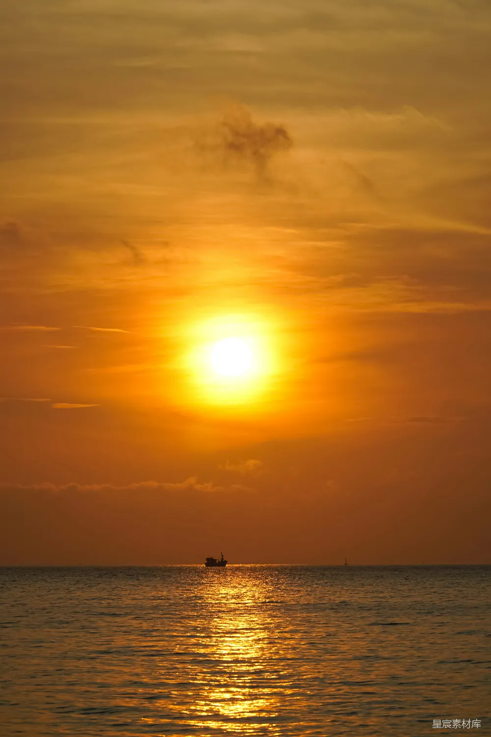 高清摄影  夕阳西下，海天相接处有一叶扁舟。
