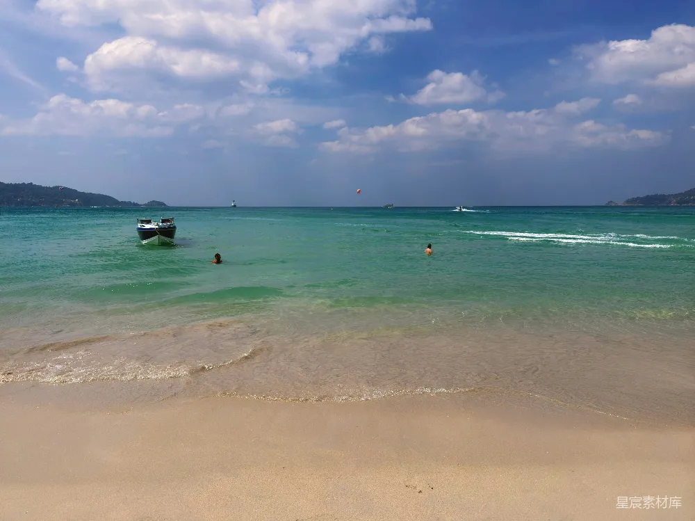 高清摄影 海边有一条船在水里。
