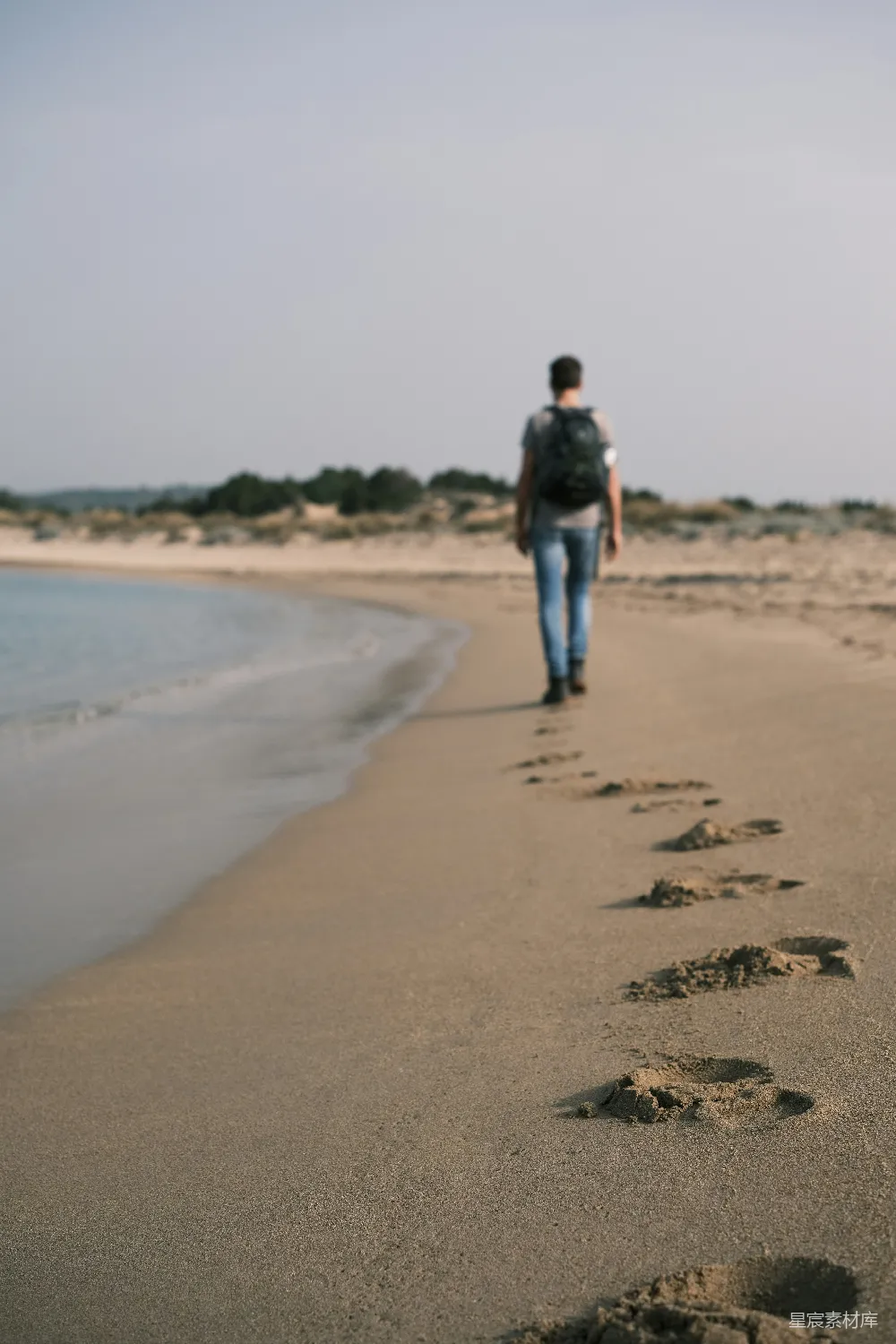 高清摄影 一个男人在海边步行，靠近海洋