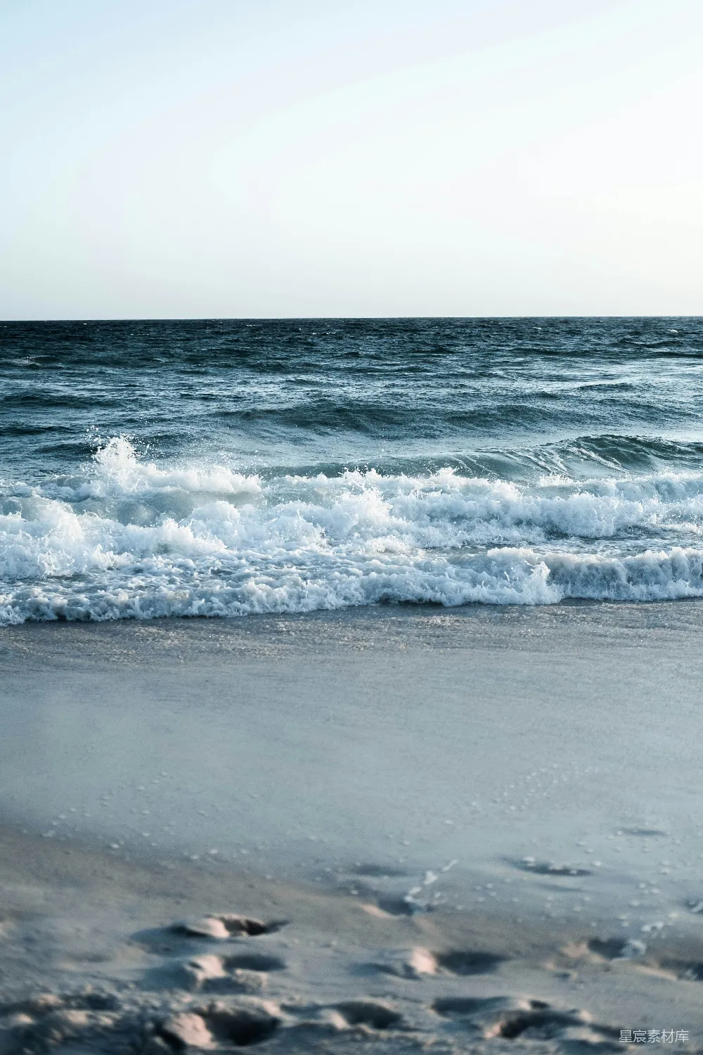 高清摄影 海滩上的海浪撞击