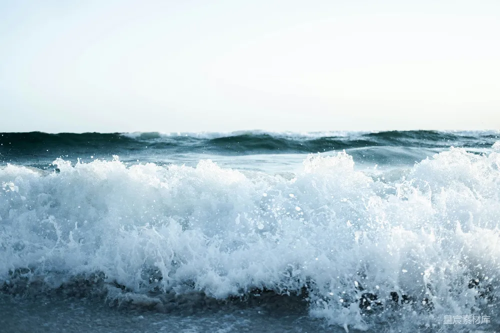 高清摄影 海滩上的波浪撞击
