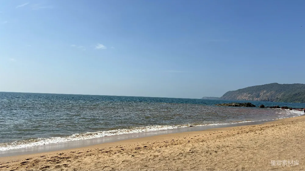 高清摄影  一片沙滩，波涛涌向岸边。