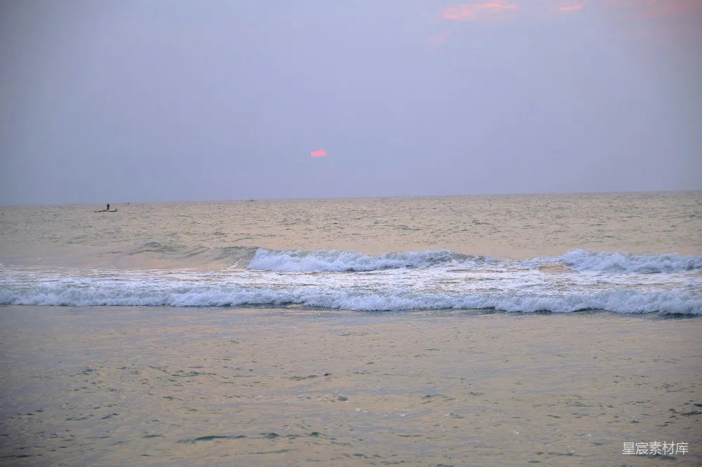 高清摄影 海洋中一个骑着冲浪板的人在波浪上。