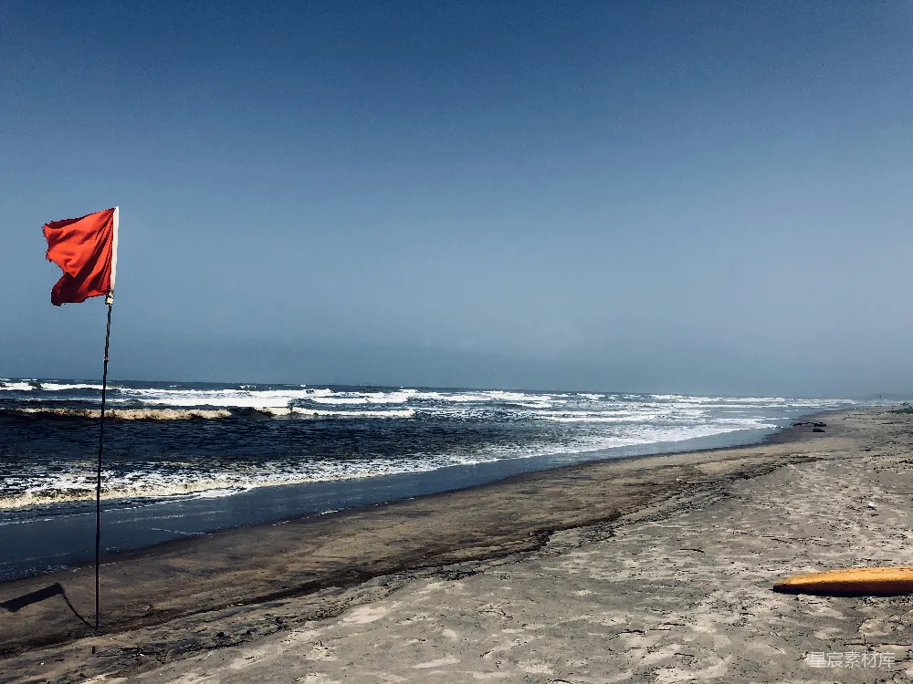 高清摄影 海边白天海浪拍打在沙滩上
