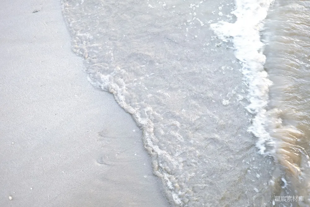 高清摄影 一个海浪奔向海岸的海滩