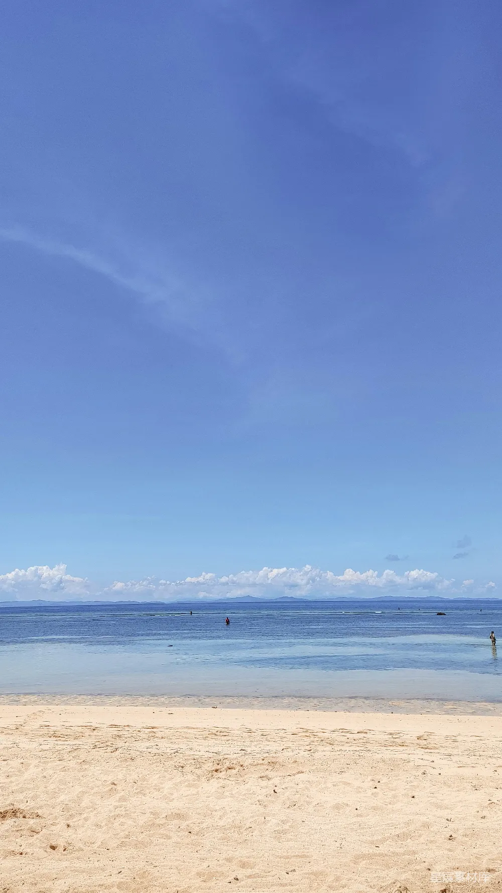高清摄影 海滩上的人拿着冲浪板