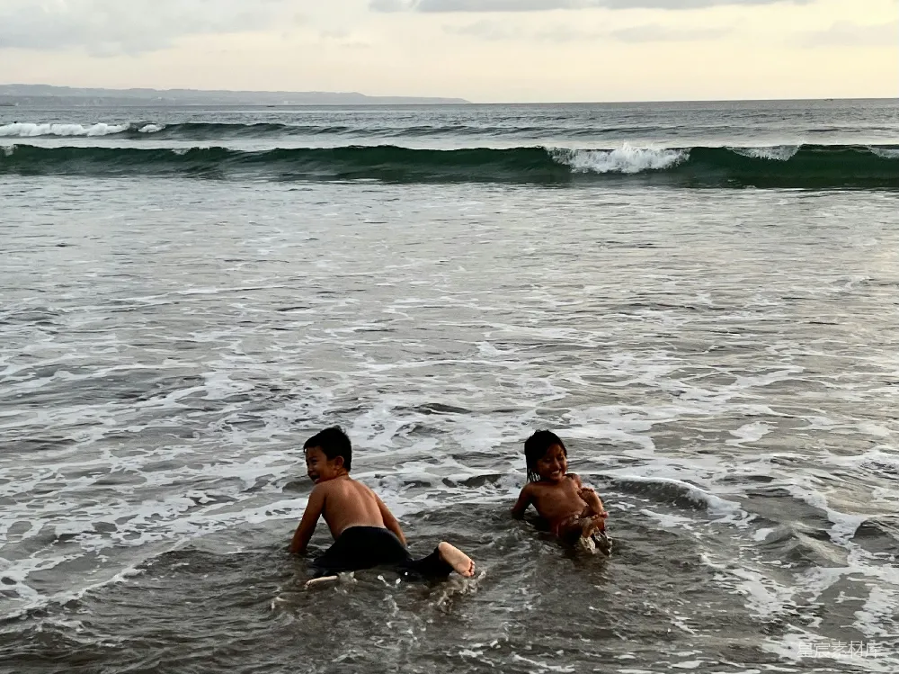 高清摄影 两个男孩在海滩上玩水