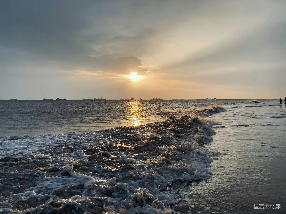 高清摄影 海浪在夕阳下拍打海岸