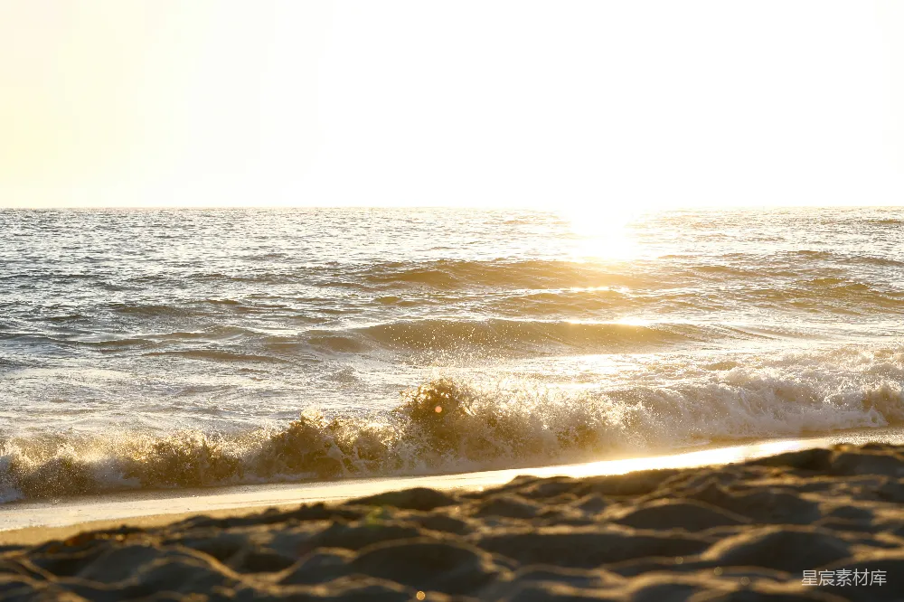 高清摄影 阳光照耀在海浪上