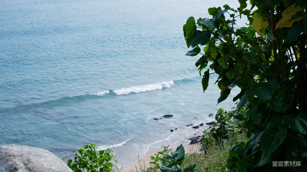 高清摄影 海浪冲向沙滩。