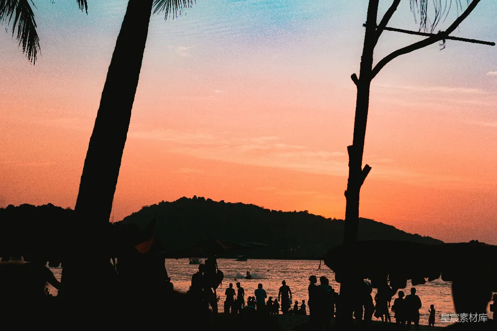高清摄影 夕阳下海滩上的人影轮廓